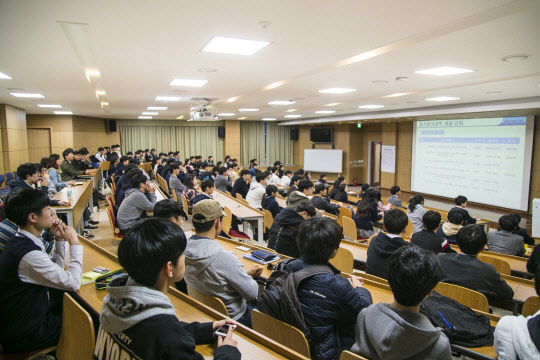 한국항공대학교(총장 이강웅)가 지난 12일 교내 강의동에서 '경기꿈의대학' 강좌를 개강하고 오리엔테이션을 가졌다. 경기꿈의대학은 경기도교육청과 업무협약을 맺은 수도권 대학들이 경기도 지역 고등학생을 대상으로 운영하는 진로체험 강좌다. 경기도 지역 고등학생이라면 누구나 원하는 강좌를 선택해서 학교 수업이 끝난 평일 오후 7~9시에 들을 수 있다. 이번 학기에는 한국항공대를 포함한 수도권 77개 대학에서 총 819개 강좌가 열린다. 한국항공대 제공